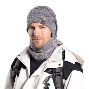 Winter-Set aus grauer Strickmütze und Schlauchschal mit Karomuster für Herren und Damen