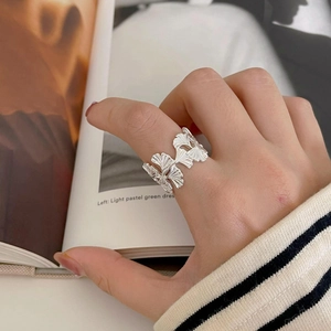 Detailaufnahme von Ginkgoblatt-Ring aus S925 Sterlingsilber mit gebürsteter Textur