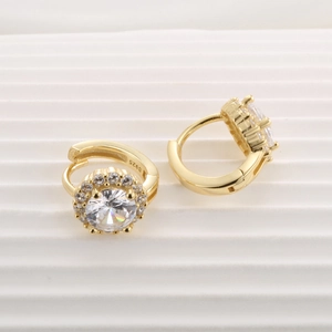 Boucles d'oreilles huggie halo en argent S925 plaqué or 14K avec des oxydes de zirconium