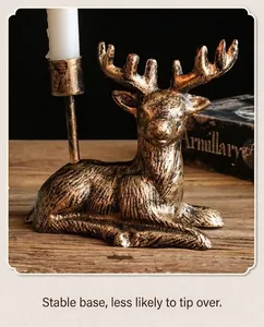 Détail d'un bougeoir élan en bronze vintage avec bougie blanche sur bois rustique
