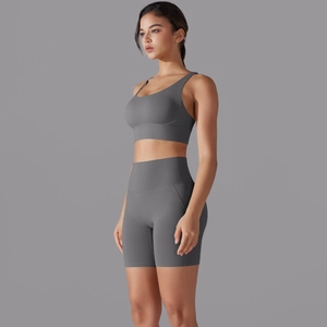 Vista laterale del set sportivo grigio senza cuciture con leggings e reggiseno sportivo