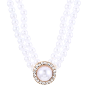 Collier double rang de perles élégant avec pendentif en cristal doré sur fond blanc