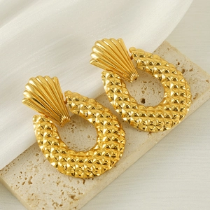 Boucles d'oreilles vintage dorées en forme de coquillage sur support en pierre