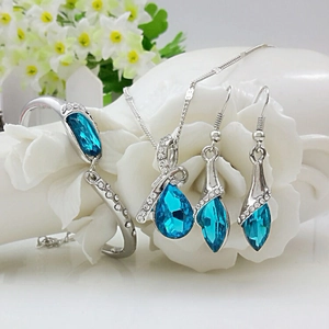 Bruidssieradenset met blauwe edelstenen en diamanten op witte keramische achtergrond
