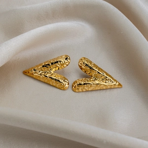 Chic 18K gold plated stainless steel V-shaped stud earrings with hammered texture