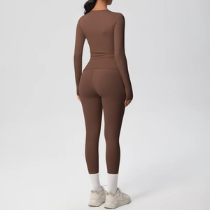Vista posteriore del set yoga marrone con maglia a maniche lunghe e leggings modellanti