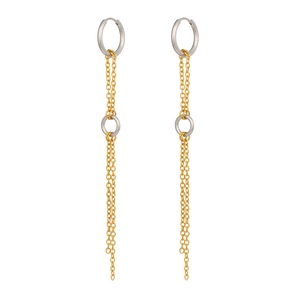 Dettaglio degli orecchini pendenti a catena lunga bicolore oro e argento in stile chic