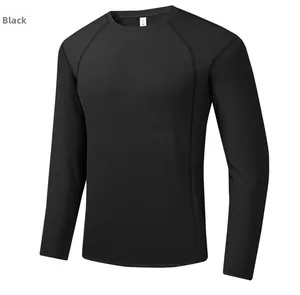 Détail d'un t-shirt de sport noir à manches raglan avec étiquette de taille XL visible
