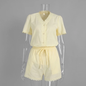 Détail de la bordure festonnée sur l'ensemble jaune top col V et short assorti
