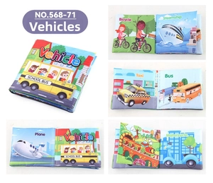 Détail d'un livre en tissu pour bébé avec illustrations de transports et mots anglais