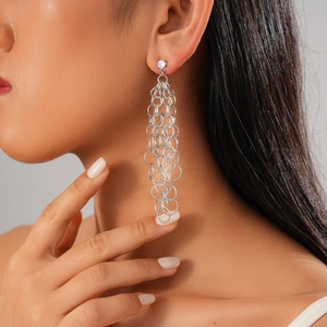 Gros plan détaillé de boucles d'oreilles à maillons circulaires en argent sur un mannequin
