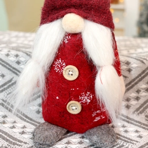 Gnomo natalizio di peluche senza volto con motivo a fiocchi di neve rossi e barba lunga