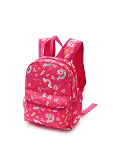 Nahaufnahme des rosa Kinderrucksacks mit bunten 3D-Einhorn- und Regenbogen-Druckmustern