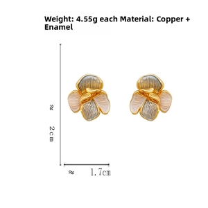 Detailed view of floral earrings with weight 4.55g and dimensions 2cm by 1.7cm