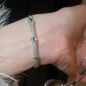 Gros plan d'un bracelet cœur plaqué argent 18 carats avec pavé de zircons blancs