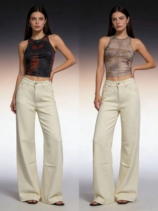 Détail du jean blanc cassé à taille haute et jambes larges avec débardeurs imprimés
