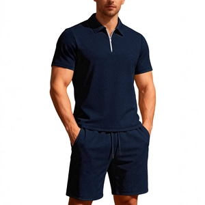 Completo casual da uomo blu navy con polo a mezza zip e pantaloncini con coulisse coordinati