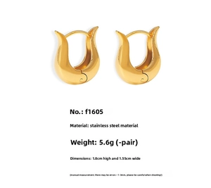 Dettaglio di orecchini a tulipano a forma di U placcati oro 18K con altezza di 1,8cm