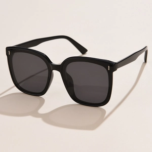 Classic black oversized polarized sunglasses with retro rice nail accents and gradient lenses