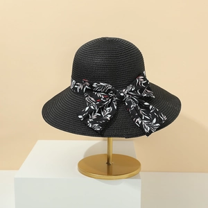 Dettaglio del fiocco e della trama di questo cappello di paglia nero a tesa larga