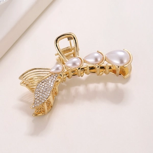 Détail de la pince à cheveux queue de poisson dorée avec perles et strass scintillants