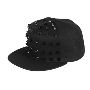 Hip-Hop Baseball Cap mit flachem Schirm und schwarzen Punk-Nieten auf der Vorderseite