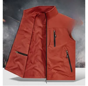 Detail des warmen roten Fleece-Futters und der Reißverschlusstasche der Herrenweste