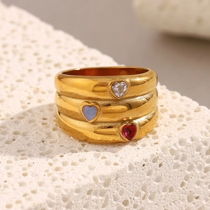 Macro d'une bague triple couche plaquée or 18 carats avec pierres en forme de cœur