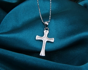 Gros plan du pendentif croix en argent sterling S925 avec chaîne à boules