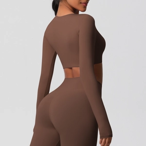 Détail du haut court de fitness marron foncé sans couture avec texture élastique