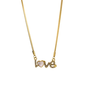 Détail du pendentif LOVE doré avec strass scintillants et une lettre O en forme de cœur