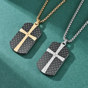 Pendenti rettangolari in fibra di carbonio con croci metalliche in finitura oro e argento