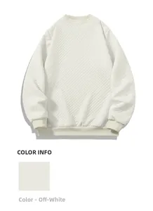 Detail eines cremeweißen Stepp-Sweatshirts mit Rautenmuster und geripptem Rundhalsausschnitt
