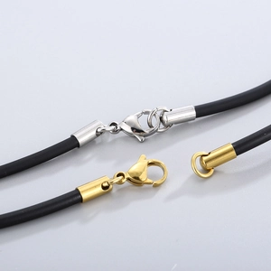 Gros plan détaillé des cordons de collier noirs avec fermoirs mousquetons en argent et or