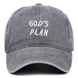 Détail de la broderie 3D God's Plan sur une casquette de baseball en coton délavé gris