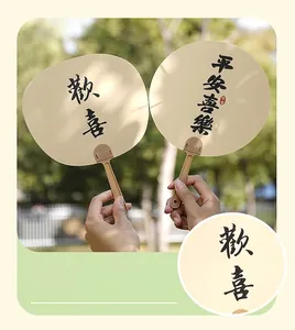 Dettaglio di ventagli in plastica PP con calligrafia tradizionale cinese in un parco