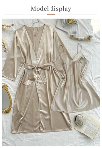 Détail de l'ensemble nuisette et peignoir en satin champagne sur lin avec décor rétro