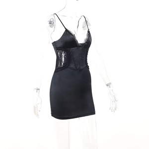 Détail de la mini-robe en satin noir avec dentelle délicate et taille ajustée style corset
