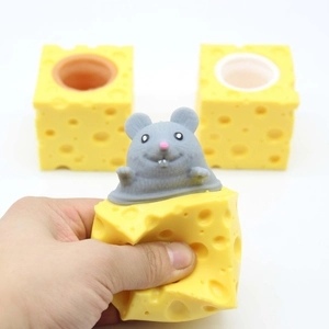 Jouet anti-stress souris grise mignonne dans un bloc de fromage jaune pressé à la main