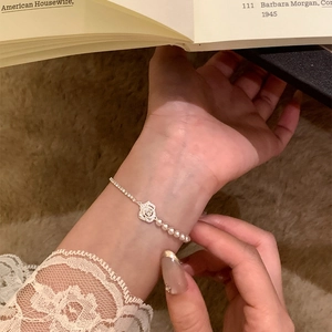 Elegant flower and pearl bracelet with zircon rhinestones for a sweet feminine style