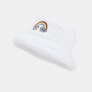 Détail d'un chapeau bob en peluche blanche avec broderie arc-en-ciel et texte OH YEAH