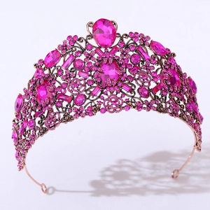 Détail de la couronne en métal bronze avec pierres précieuses roses et motifs floraux