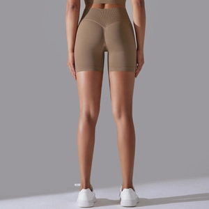 Détail du short de yoga kaki sans couture à taille haute avec couture arrière galbante