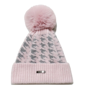 Dettaglio del berretto in maglia pied-de-poule rosa con pompon e logo in metallo