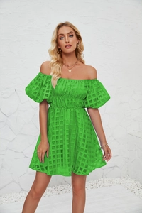 Détail d'une mini robe vichy verte à épaules dénudées avec des manches bouffantes