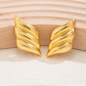 Drelagige Flügel-Ohrstecker aus 18K vergoldetem Messing mit eleganter Wellenstruktur