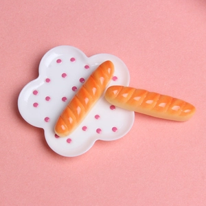Mini baguettes françaises sur assiette en céramique rose pour maison de poupée