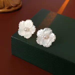Boucles d'oreilles fleur en nacre et perle de style vintage français minimaliste