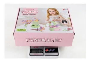 DIY flower bouquet toy kit in pink packaging showing net weight of 603g on scale
