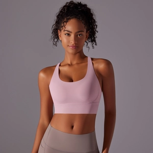 Vista frontale di un reggiseno sportivo rosa pallido con spalline larghe in tessuto opaco